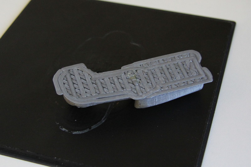 Снятая со стола распечатанная деталь на 3D-принтере The Micro