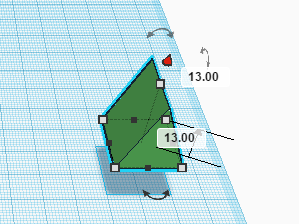 Поднимаем форму над рабочей плоскостью Tinkercad